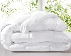 Couette Légère 240x220 Blanc En Coton 200g/m² -Doublures De Lit Soldes 2024 couette legere 240x220 blanc en coton 200g m2 1