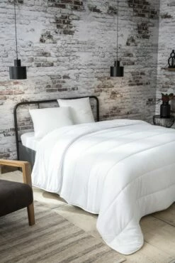 Couette Tempérée 140 X 200 Cm Polyester Blanc -Doublures De Lit Soldes 2024 couette temperee 140 x 200 cm polyester blanc 1