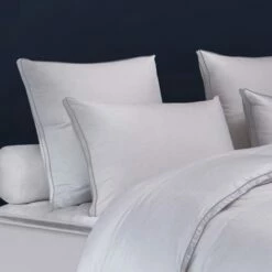 Oreiller RESIDENCE - Ferme 65x65 Cm -Doublures De Lit Soldes 2024 oreiller residence ferme 65x65 cm 1